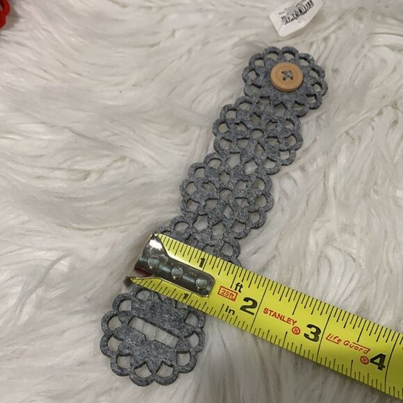 CRATE & Barrel 8 napkin rings  laser cut floral motif button closure NWT - Picture 6 of 7